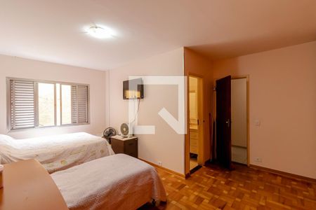 Casa à venda com 235m², 3 quartos e 2 vagasSuíte