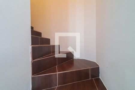 Escada de casa de condomínio para alugar com 2 quartos, 70m² em Vila Monumento, São Paulo