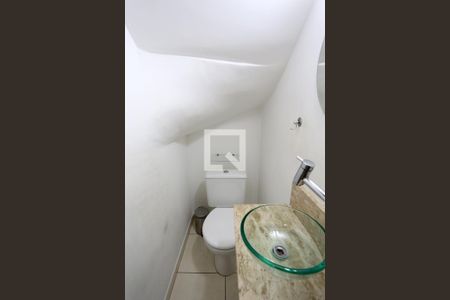 Lavabo de casa de condomínio para alugar com 2 quartos, 55m² em Vila Pierina, São Paulo