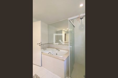 Casa de condomínio à venda com 450m², 4 quartos e 4 vagasBanheiro da Suíte 1