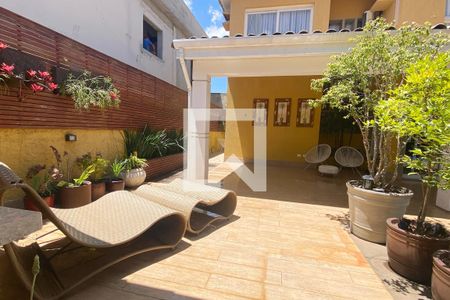 Casa de condomínio à venda com 450m², 4 quartos e 4 vagasVaranda