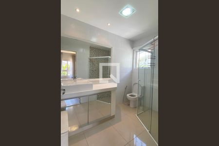 Casa de condomínio à venda com 450m², 4 quartos e 4 vagasBanheiro da Suíte 2