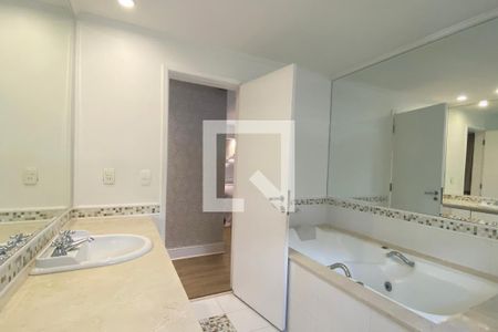 Casa de condomínio à venda com 450m², 4 quartos e 4 vagasBanheiro da Suíte 1