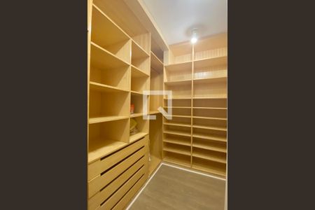 Casa de condomínio à venda com 450m², 4 quartos e 4 vagasCloset da suíte 1