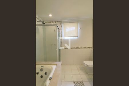 Casa de condomínio à venda com 450m², 4 quartos e 4 vagasBanheiro da Suíte 1