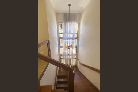 Casa de condomínio à venda com 450m², 4 quartos e 4 vagasEscada