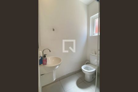 Casa de condomínio à venda com 450m², 4 quartos e 4 vagasBanheiro de serviço