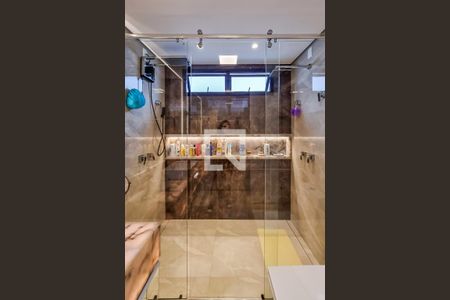 Casa de condomínio à venda com 550m², 6 quartos e 4 vagas Casa de condomínio à venda com 550m², 6 quartos e 4 vagasBanheiro da Suíte Master