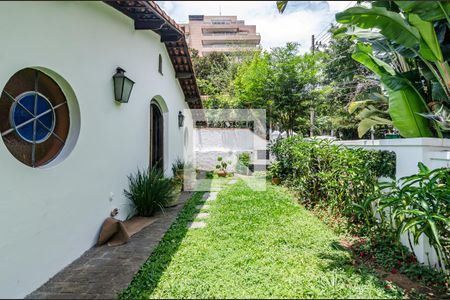 Casa à venda com 320m², 4 quartos e 5 vagas Casa à venda com 320m², 4 quartos e 5 vagasFachada