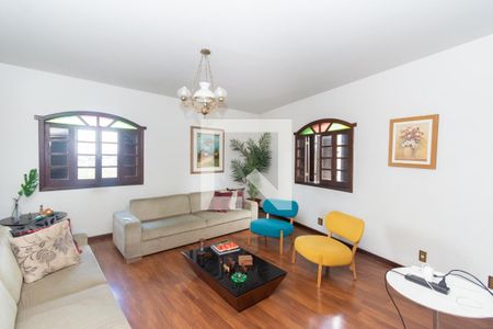 Sala de casa à venda com 4 quartos, 486m² em Califórnia, Belo Horizonte