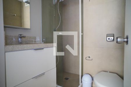 Banheiro de kitnet/studio para alugar com 1 quarto, 41m² em Floresta, Porto Alegre