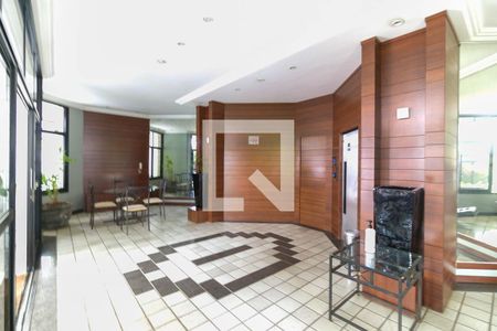 Apartamento à venda com 230m², 5 quartos e 3 vagas Apartamento à venda com 230m², 5 quartos e 3 vagasHall social