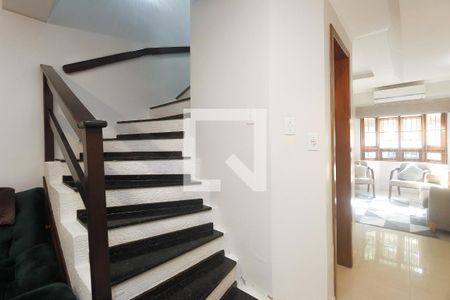 Escadas de casa à venda com 3 quartos, 161m² em Jardim Itu, Porto Alegre