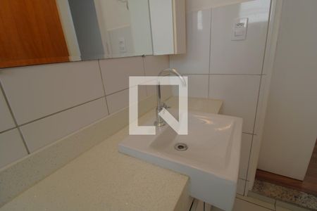 Pia banheiro comum de casa para alugar com 2 quartos, 110m² em Jardim Alzira, São Paulo