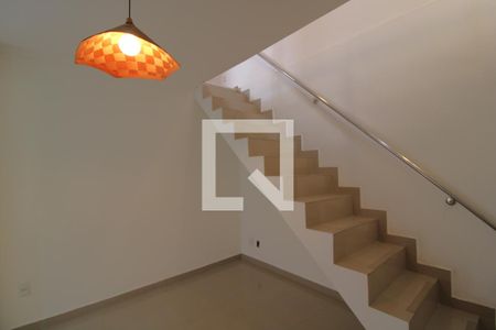 Escada de casa para alugar com 2 quartos, 110m² em Jardim Alzira, São Paulo