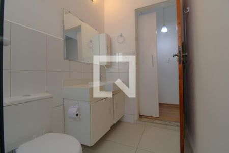 Banheiro comum de casa para alugar com 2 quartos, 110m² em Jardim Alzira, São Paulo