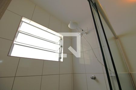 Chuveiro banheiro comum de casa para alugar com 2 quartos, 110m² em Jardim Alzira, São Paulo