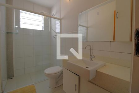 Banheiro comum de casa para alugar com 2 quartos, 110m² em Jardim Alzira, São Paulo