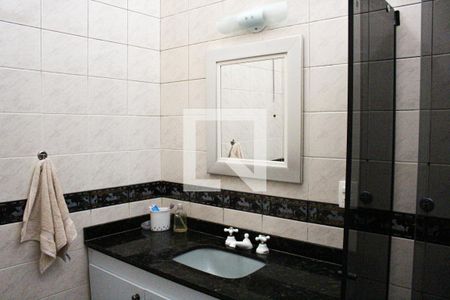 Casa à venda com 500m², 4 quartos e 8 vagasBanheiro da Suíte 2