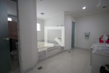 Casa à venda com 850m², 5 quartos e 8 vagasBanheiro da Suíte 2