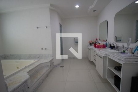 Casa à venda com 850m², 5 quartos e 8 vagasBanheiro da Suíte 2