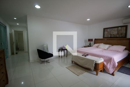 Casa à venda com 850m², 5 quartos e 8 vagasSuíte 2