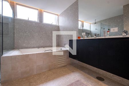 Apartamento à venda com 226m², 3 quartos e 2 vagasSuíte 1 - Banheiro