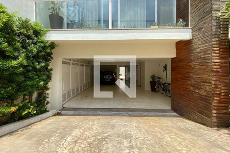 Casa à venda com 390m², 3 quartos e 6 vagas Casa à venda com 390m², 3 quartos e 6 vagasEntrada da garagem