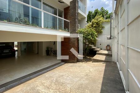 Casa à venda com 390m², 3 quartos e 6 vagas Casa à venda com 390m², 3 quartos e 6 vagasEntrada da garagem