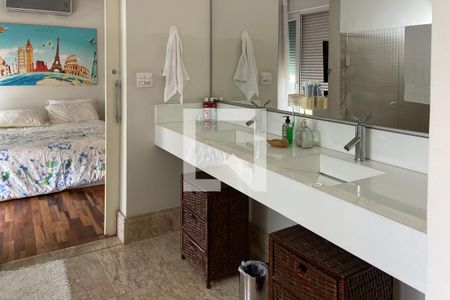 Casa à venda com 390m², 3 quartos e 6 vagas Casa à venda com 390m², 3 quartos e 6 vagasBanheiro da Suíte 1