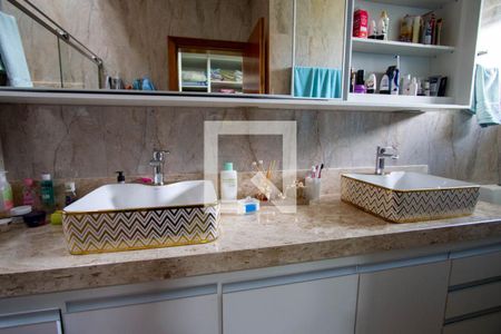 Casa de condomínio à venda com 339m², 4 quartos e 4 vagasBanheiro da Suíte 1