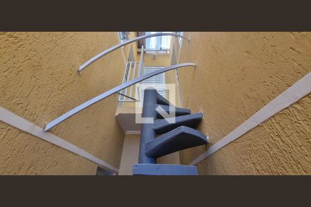 Apartamento para alugar com 18m², 1 quarto e sem vaga Apartamento para alugar com 18m², 1 quarto e sem vagaEscada