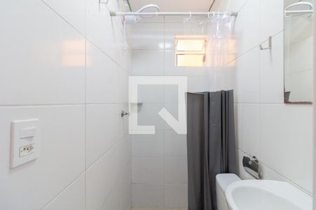 Banheiro de kitnet/studio para alugar com 1 quarto, 18m² em Jardim Jussara, São Paulo