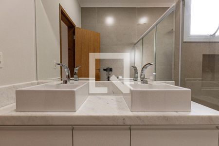 Casa de condomínio para alugar com 308m², 4 quartos e 4 vagasBanheiro da Suite master