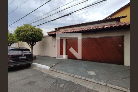 Casa à venda com 332m², 4 quartos e 5 vagasFachada