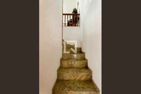 Casa à venda com 332m², 4 quartos e 5 vagasEscada Garagem