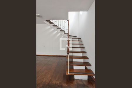 Escada de casa à venda com 3 quartos, 177m² em Parque Colonial, São Paulo