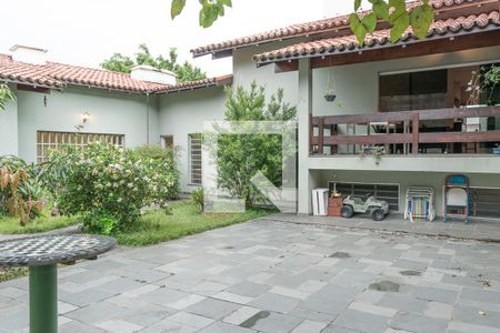 Casa à venda com 677m², 5 quartos e 6 vagas Casa à venda com 677m², 5 quartos e 6 vagasÁrea externa 4