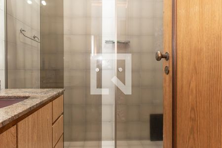 Casa à venda com 677m², 5 quartos e 6 vagas Casa à venda com 677m², 5 quartos e 6 vagasBanheiro da Suíte 2