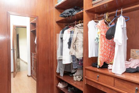 Casa à venda com 677m², 5 quartos e 6 vagas Casa à venda com 677m², 5 quartos e 6 vagasCloset da suíte 3