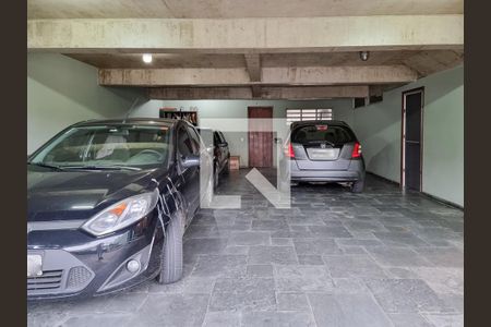 Casa à venda com 677m², 5 quartos e 6 vagas Casa à venda com 677m², 5 quartos e 6 vagasGaragem