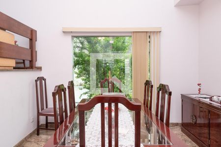 Casa à venda com 677m², 5 quartos e 6 vagas Casa à venda com 677m², 5 quartos e 6 vagasSala de Jantar