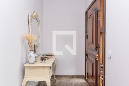 Casa à venda com 677m², 5 quartos e 6 vagas Casa à venda com 677m², 5 quartos e 6 vagasEntrada