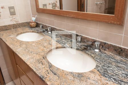 Casa à venda com 677m², 5 quartos e 6 vagas Casa à venda com 677m², 5 quartos e 6 vagasdetalhe Banheiro da Suíte 3