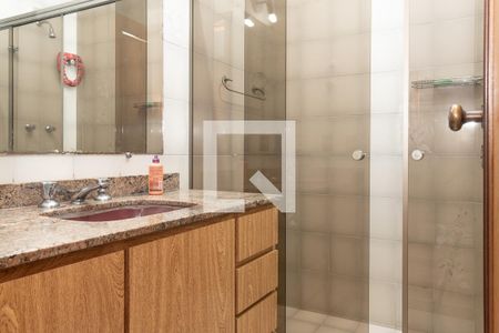 Casa à venda com 677m², 5 quartos e 6 vagas Casa à venda com 677m², 5 quartos e 6 vagasBanheiro da Suíte 2