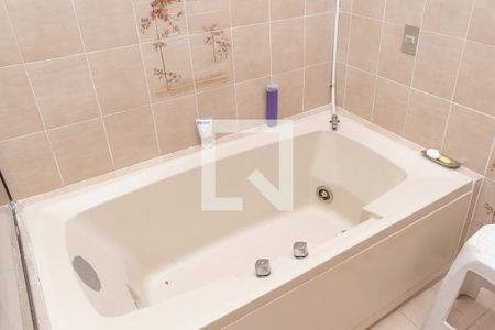 Casa à venda com 677m², 5 quartos e 6 vagas Casa à venda com 677m², 5 quartos e 6 vagasDetalhe Banheiro da Suíte 3