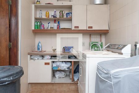 Casa à venda com 677m², 5 quartos e 6 vagas Casa à venda com 677m², 5 quartos e 6 vagasLavanderia