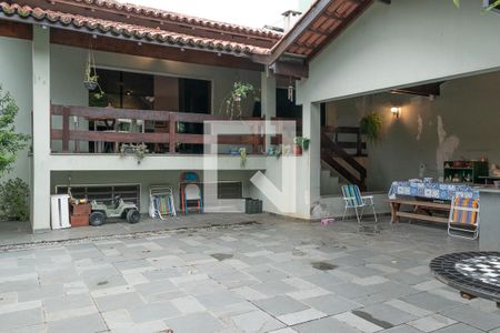 Casa à venda com 677m², 5 quartos e 6 vagas Casa à venda com 677m², 5 quartos e 6 vagasÁrea externa 4