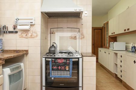 Casa à venda com 677m², 5 quartos e 6 vagas Casa à venda com 677m², 5 quartos e 6 vagasCozinha