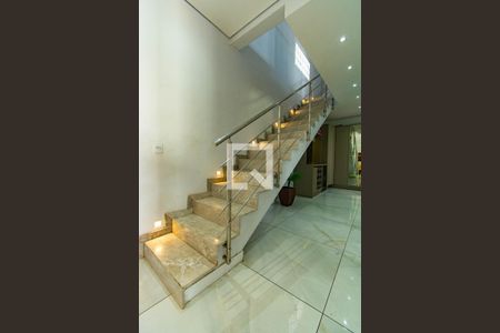 Casa à venda com 300m², 4 quartos e 8 vagasEscada